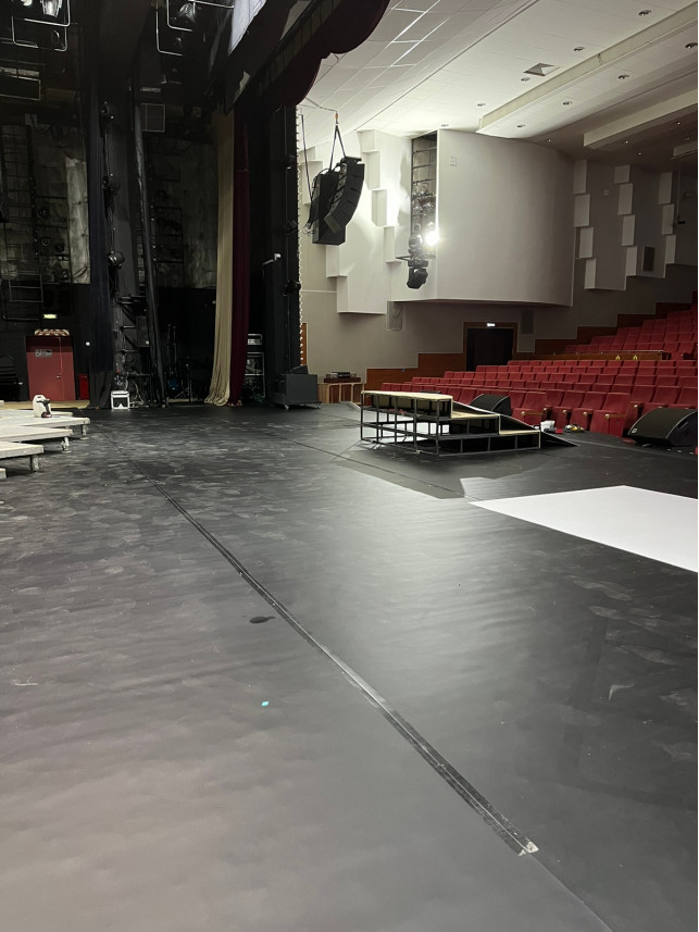 Укладка сценического линолеума Grabo Broadway в Театре Эстрады